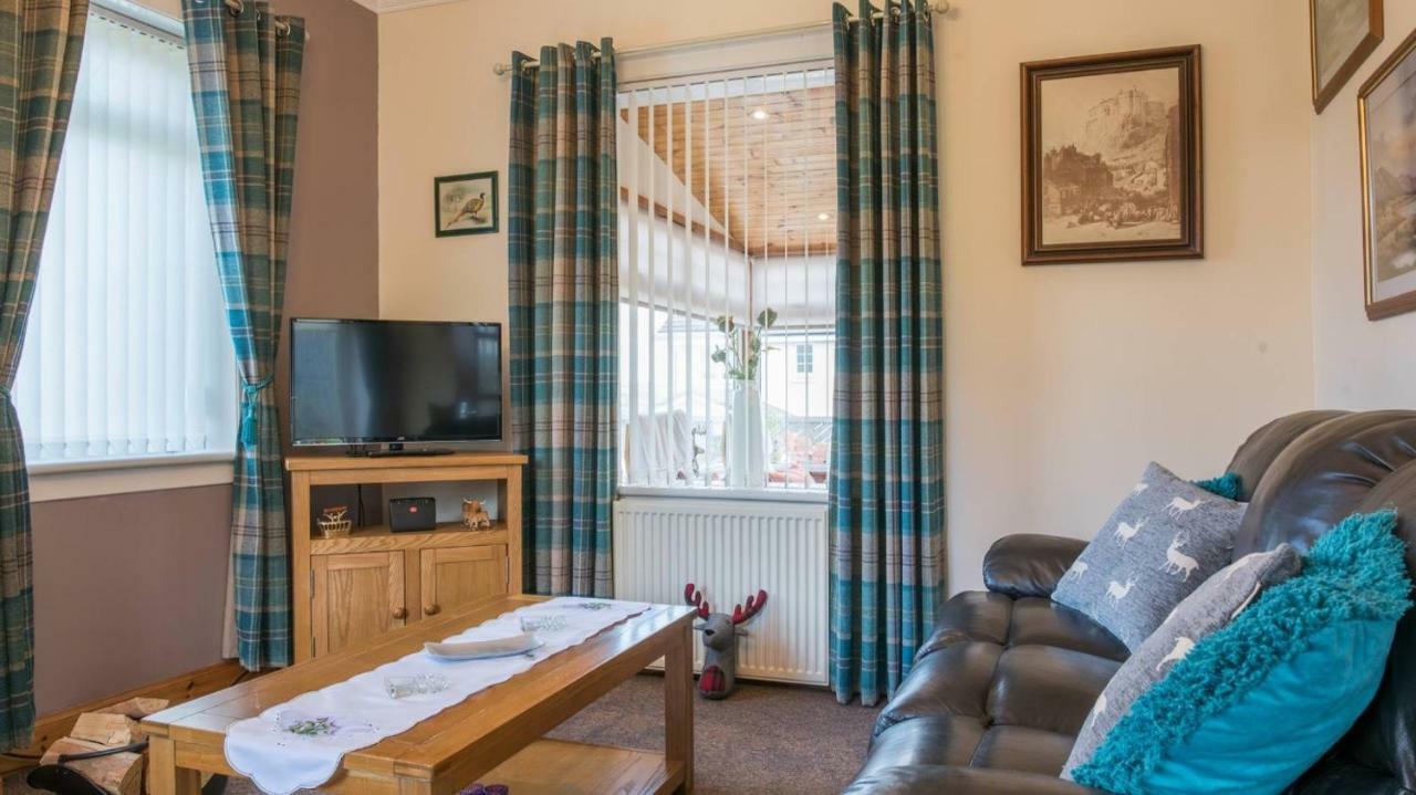 Pippin, Tranquil Scottish Cottage With Hot Tub Airdrie Exterior foto