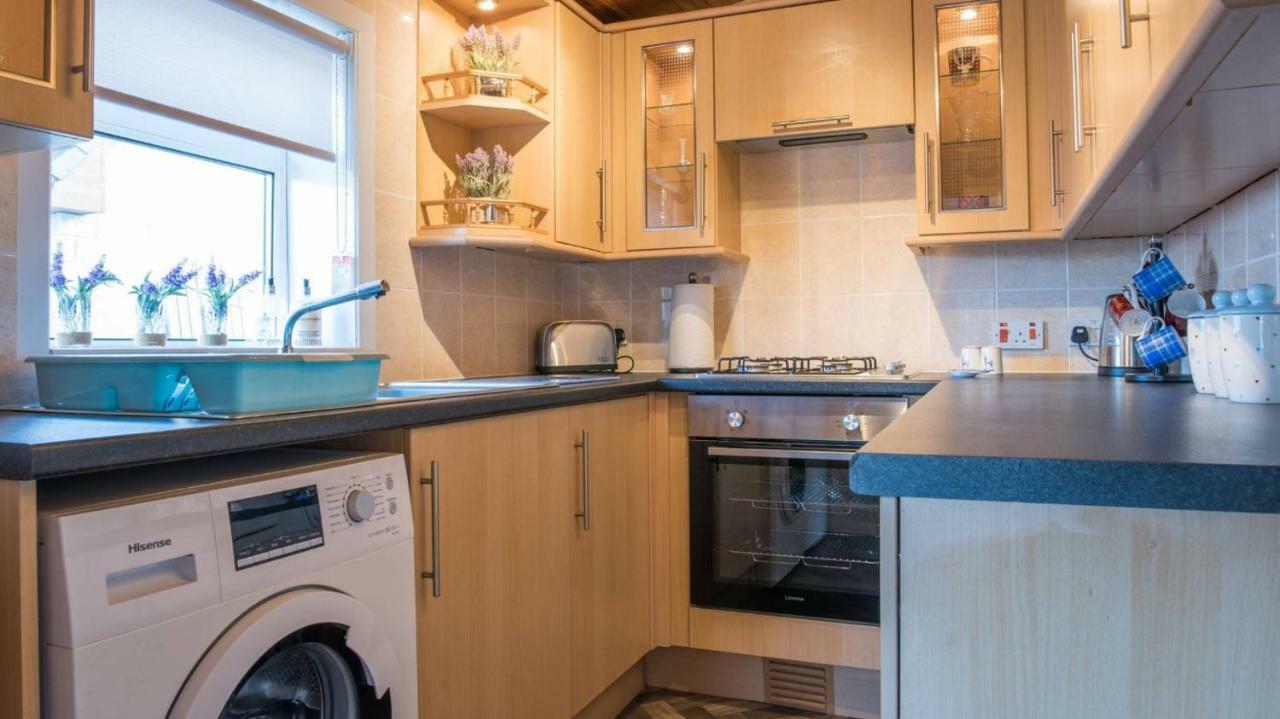 Pippin, Tranquil Scottish Cottage With Hot Tub Airdrie Exterior foto