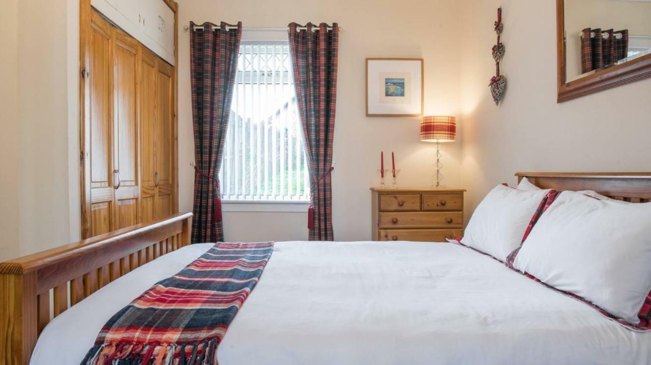 Pippin, Tranquil Scottish Cottage With Hot Tub Airdrie Exterior foto