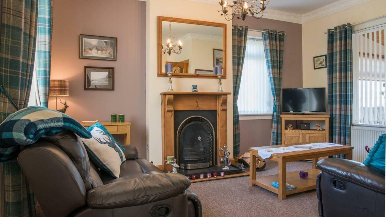 Pippin, Tranquil Scottish Cottage With Hot Tub Airdrie Exterior foto