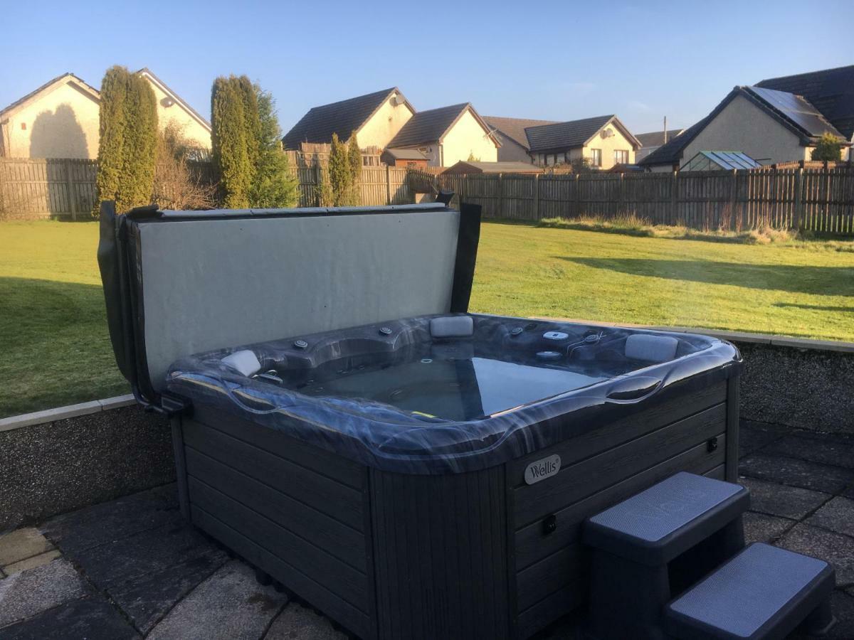 Pippin, Tranquil Scottish Cottage With Hot Tub Airdrie Exterior foto